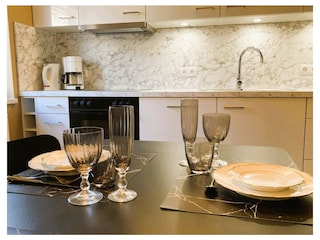 ... Geschirrspüler, Mikrowelle und Kühl-Gefrier-Kombi.