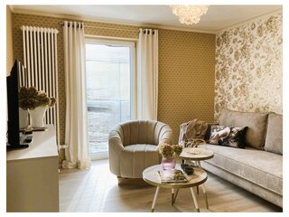 Das schöne Wohnzimmer mit bodentiefem Fenster.