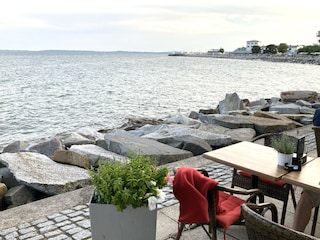 Speisen direkt an der Wasserlinie.