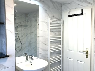 ... Echtglasdusche, Handtuchtrockner und Fön.