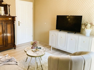 Flat-TV und Radio sind vorhanden.