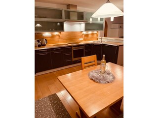 Wohnzimmertisch und Küche