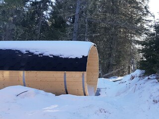 Fass-Sauna im Garten