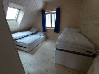 Zimmer OG m. ausziehbaren Einzelbetten 4 Pers.