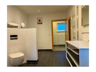 Die Kormarin, App. LEANDER, Bad