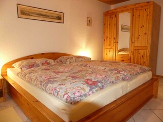 Schlafzimmer mit Kleiderschrank