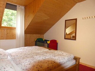 Schlafzimmer mit Kinderbett