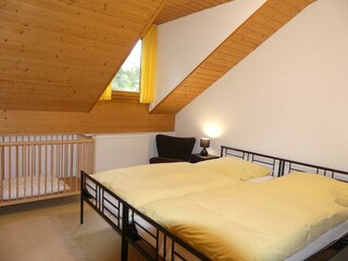 Schlafzimmer und Kinderbett