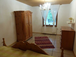 Schlafzimmer mit Kleiderschrank