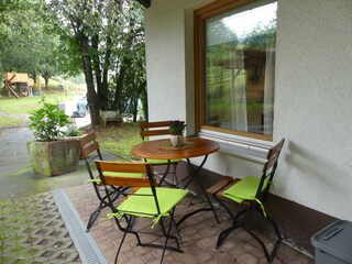 Sitzgelegenheit am Haus