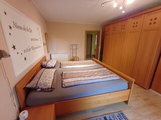 Schlafzimmer 1 mit Kleiderschrank