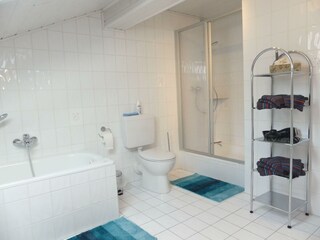 Bad mit Dusche und Wanne