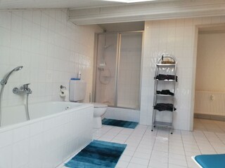 Badewanne und Dusche