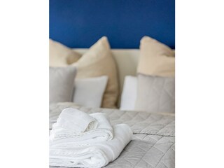 Detail - Bett mit Handtüchern