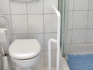 Georgs Ferienwohnung- Bad mit Haltegriffen