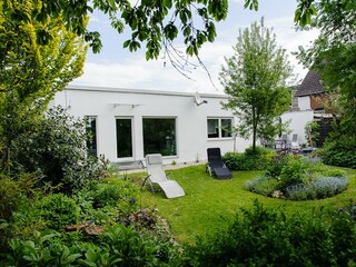Ferienhaus Refugium-Garten mit Liegestühlen