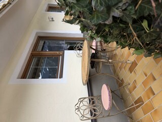 Terrassen-Sitzecke mit Blick ins Grüne