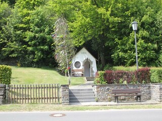 Ferienhaus "Rurtalgarten" - Denkmal gegenüber