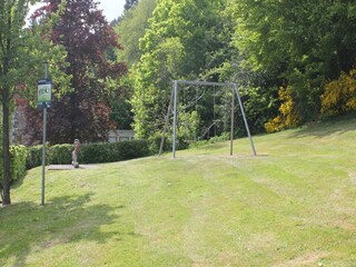 Ferienhaus "Rurtalgarten" - Spielplatz gegenüber