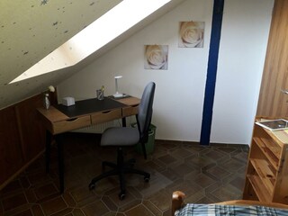 Gästehaus Natterer-Schreibtisch Schlafzimmer1