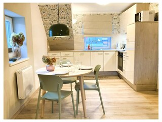 Blick vom Eßplatz zur Küchenzeile.