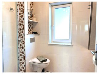 Das Bad mit Dachschräge, schönen Vintagefliesen ...