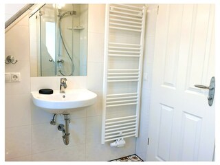 ... Echtglasdusche, Fön und WC.