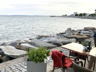 Speisen direkt an der Wasserlinie.