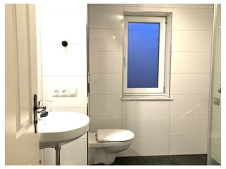 Das moderne Bad bietet Ihnen Dusche, WC,