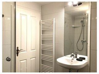 Fön, Handtuchtrockner und Fenster.