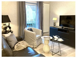 Ein Flachbildfernseher mit TV- und Radio vorhanden.