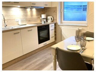 Die separate Küche mit Eßplatz ...