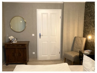 ... Spiegel und Kommode.