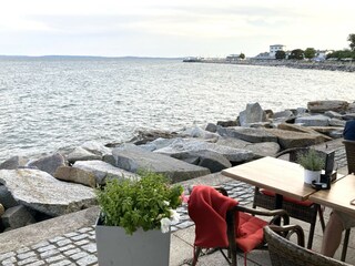 Speisen direkt an der Wasserlinie.