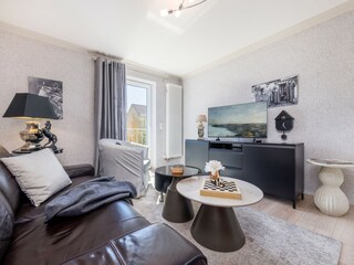 Flat-TV mit Radio- und Fernsehempfang  ist vorhanden.