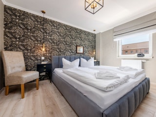 Das Schlafzimmer mit Verdunkelungsmöglichkeit ...
