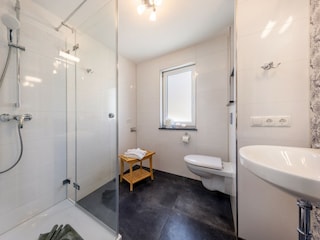 Das moderne Tageslichtbad mit Glasdusche ...
