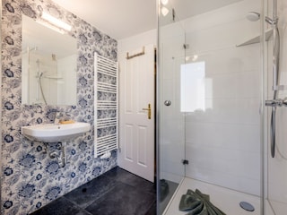 ... WC, Fön und Handtuchtrockner.