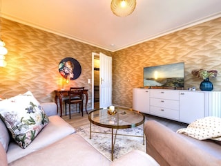 Blick durch das Wohnzimmer zum Flur.