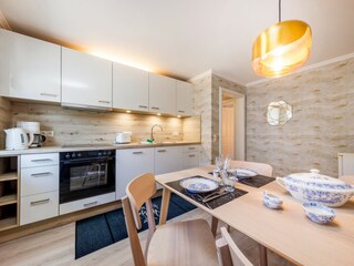 ... Kaffemaschine, Kühschrank mit Eisfach, Mikrowelle.