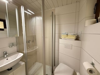 Badezimmer mit Dusche
