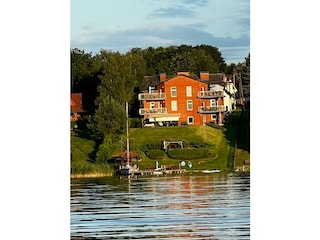 Blick vom See auf das Ferienhaus
