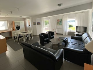 Wohnbereich mit Küche und Esstisch