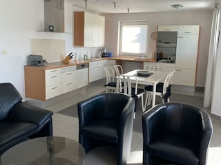 Blick auf Küche und Esstisch