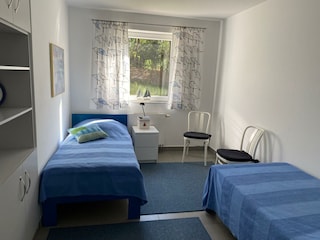 Eins von zwei Schlafzimmern