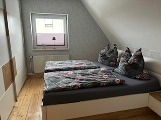 Schlafzimmer 1