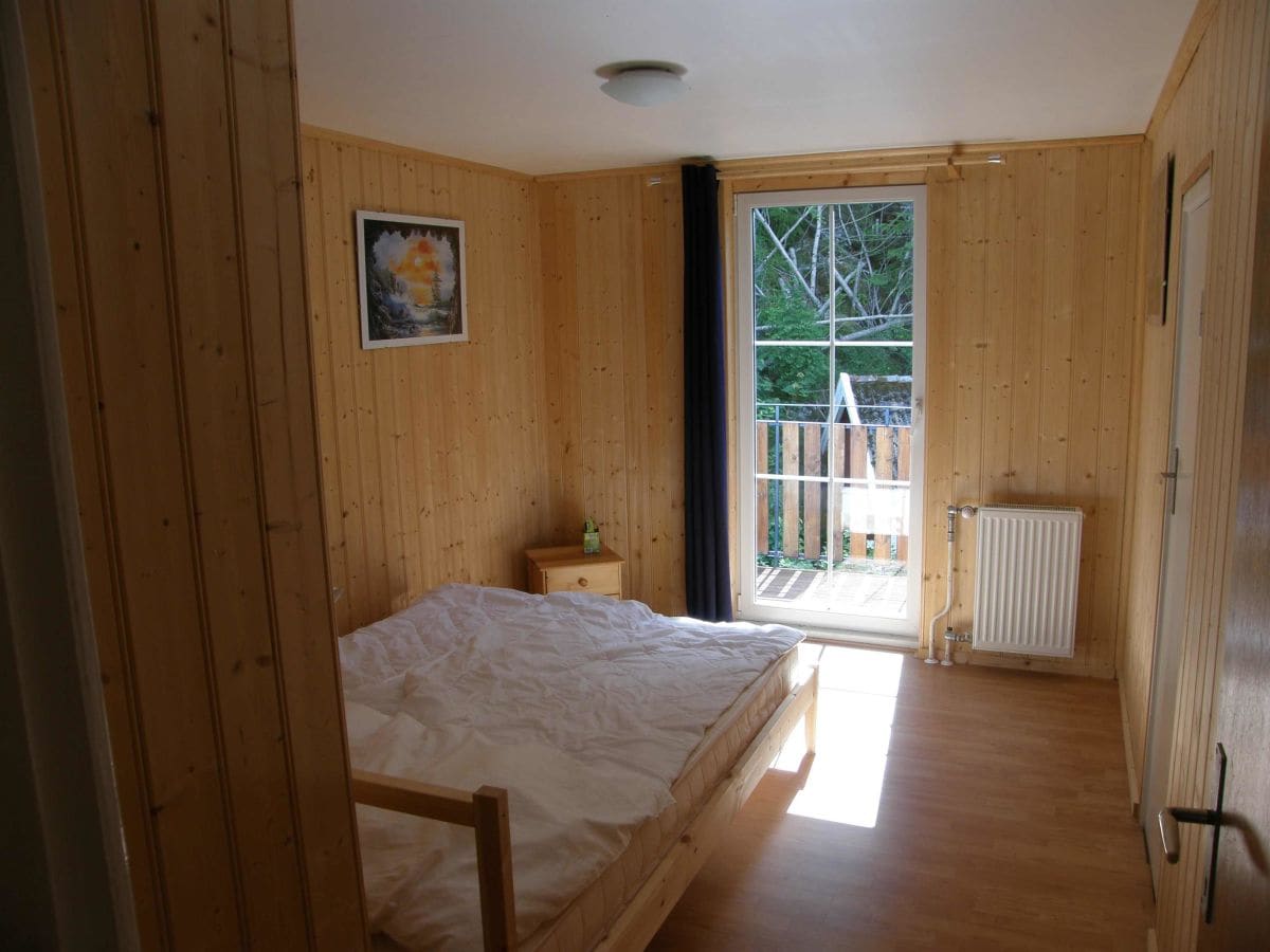 Schlafzimmer m. Doppelbett u. Balkon