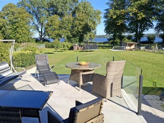 Seeblick von der möblierten Terrasse