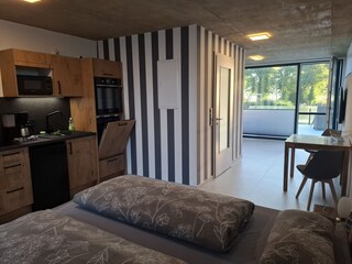 offener Schlaf-, Wohn- und Essbereich