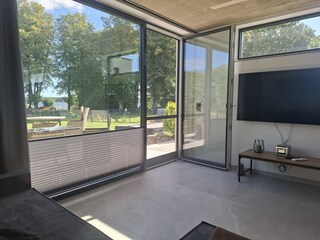 Wohnbereich mit TV und Gartenblick